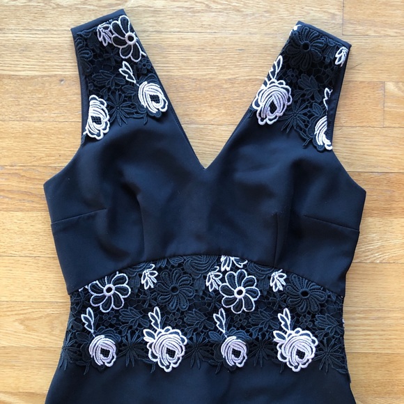 RW&CO Floral Appliqué dress - Picture 5 of 7